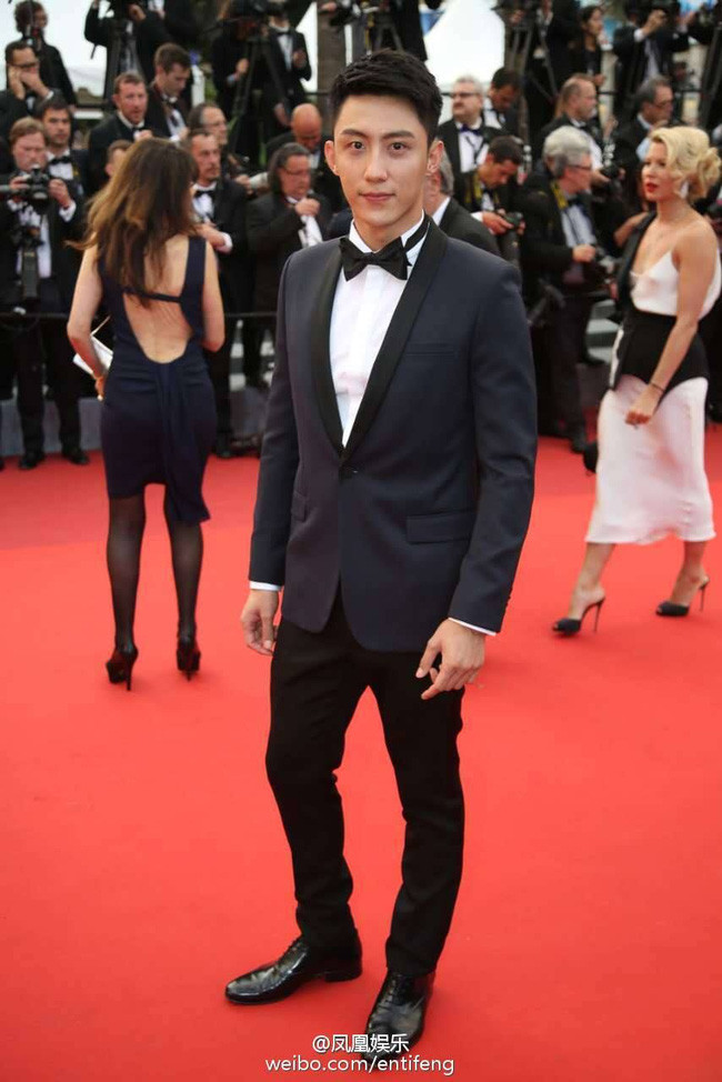 “Cố Hải” Hoàng Cảnh Du điển trai trên thảm đỏ LHP Cannes 69