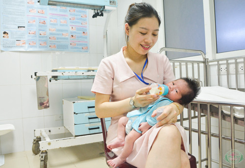 Hàng trăm người muốn nhận nuôi bé sơ sinh bị bỏ rơi tại bệnh viện