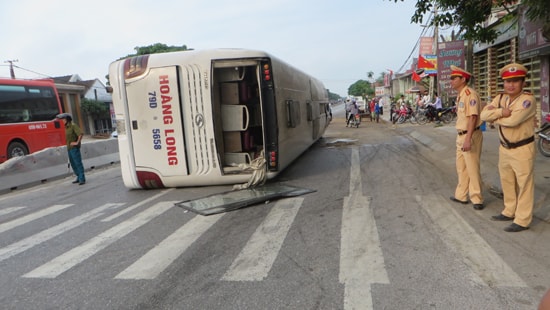 Hàng chục hành khách “thót tim” khi xe Hoàng Long bị lật