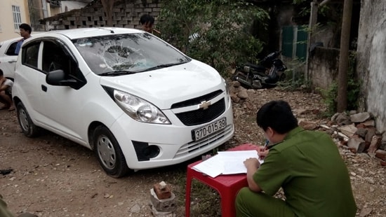 Lên cơn ngáo đá, nam thanh niên phá xe ô tô hàng xóm