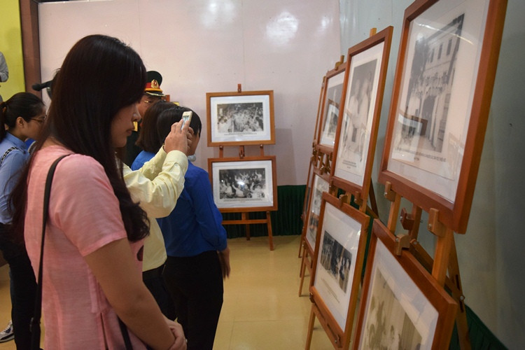 Quảng Bình: Triển lãm gần 100 bức ảnh của Chủ tịch Hồ Chí Minh