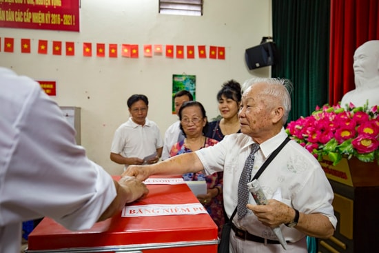 Cử tri Thủ đô rộn ràng trong ngày hội lớn