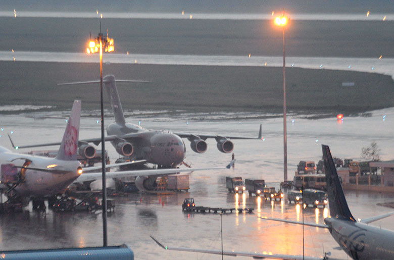 US Air Force hạ cánh xuống sân bay Tân Sơn Nhất trong mưa lớn