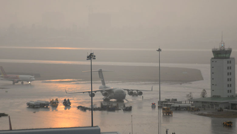 US Air Force hạ cánh xuống sân bay Tân Sơn Nhất trong mưa lớn