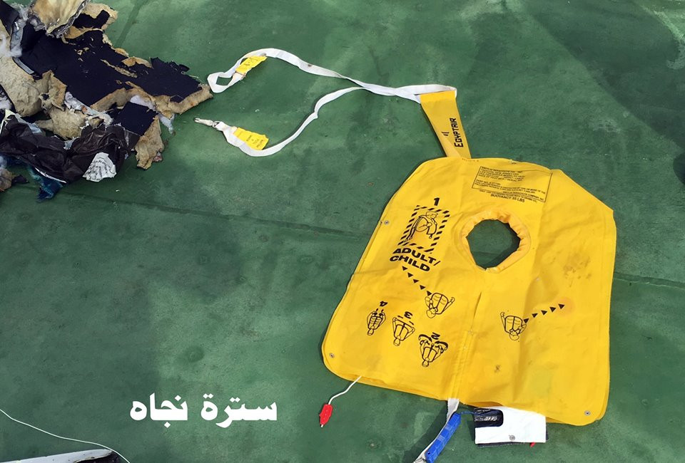 Quân đội Ai Cập công bố video vớt được giày trẻ em, mảnh vỡ của MS804