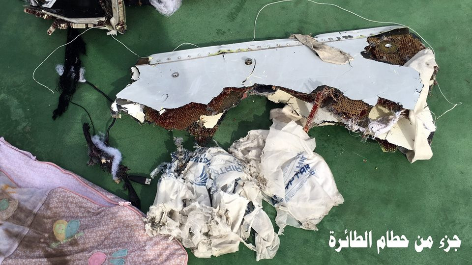 Quân đội Ai Cập công bố video vớt được giày trẻ em, mảnh vỡ của MS804