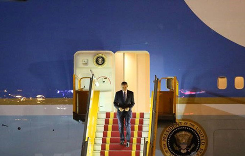 Những hình ảnh đầu tiên về chuyên cơ chở Tổng thống Obama hạ cánh xuống Nội Bài