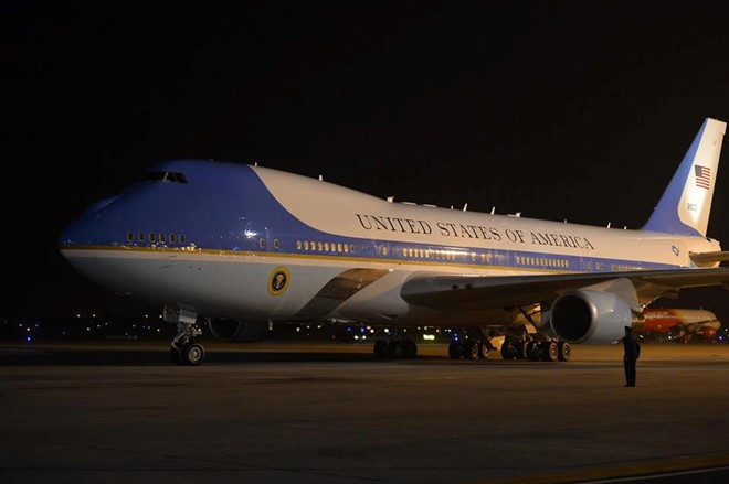 Những hình ảnh đầu tiên về chuyên cơ chở Tổng thống Obama hạ cánh xuống Nội Bài