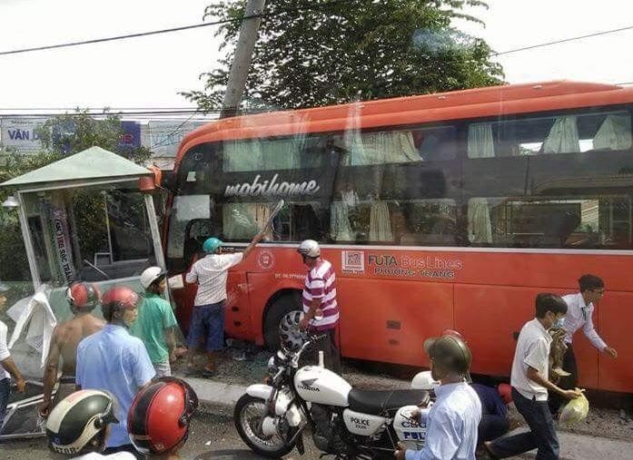 Xe khách Phương Trang leo lên vỉa hè hất tung trụ điện