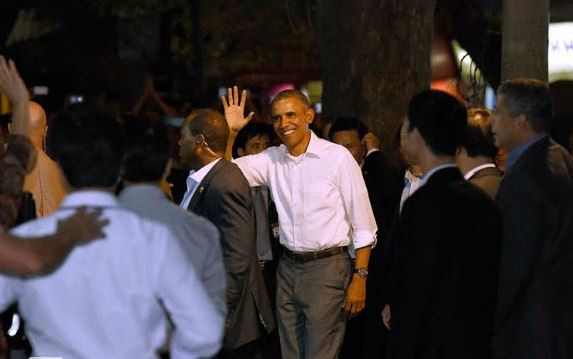 Tổng thống Obama giản dị đi thưởng thức bún chả Hà Nội