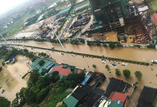 Hà Nội: Đường biến thành sông, người dân đổ ra đường bắt cá