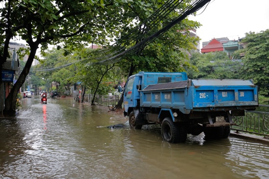 Hà Nội: Đường biến thành sông, người dân đổ ra đường bắt cá