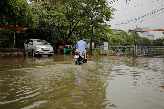 Hà Nội: Đường biến thành sông, người dân đổ ra đường bắt cá