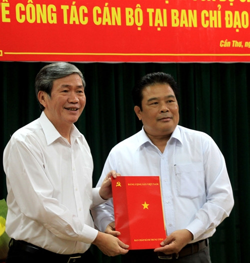 Trao quyết định Phó Trưởng ban Thường trực Ban Chỉ đạo Tây Nam bộ cho ông Sơn Minh Thắng 