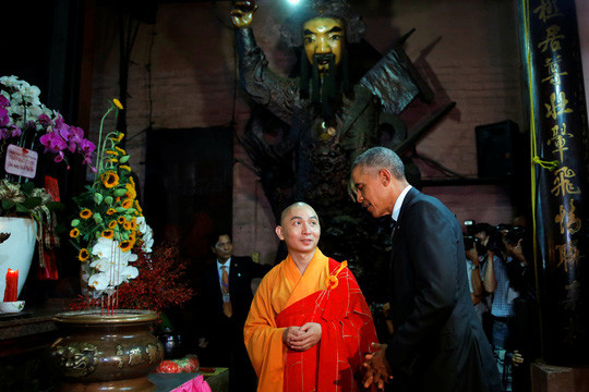 Học cách ứng xử có văn hóa của Tổng thống Obama ở chùa Ngọc Hoàng