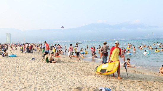 Đà Nẵng: Xử phạt hành chính hành vi xả rác ở bãi biển