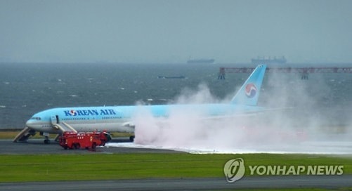 Máy bay hãng Korean Air chở 319 hành khách bốc cháy trước khi cất cánh 