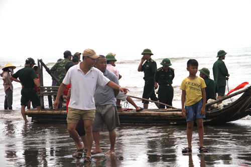 Phát hiện xác cá voi “khủng” dạt vào bờ biển Nghệ An