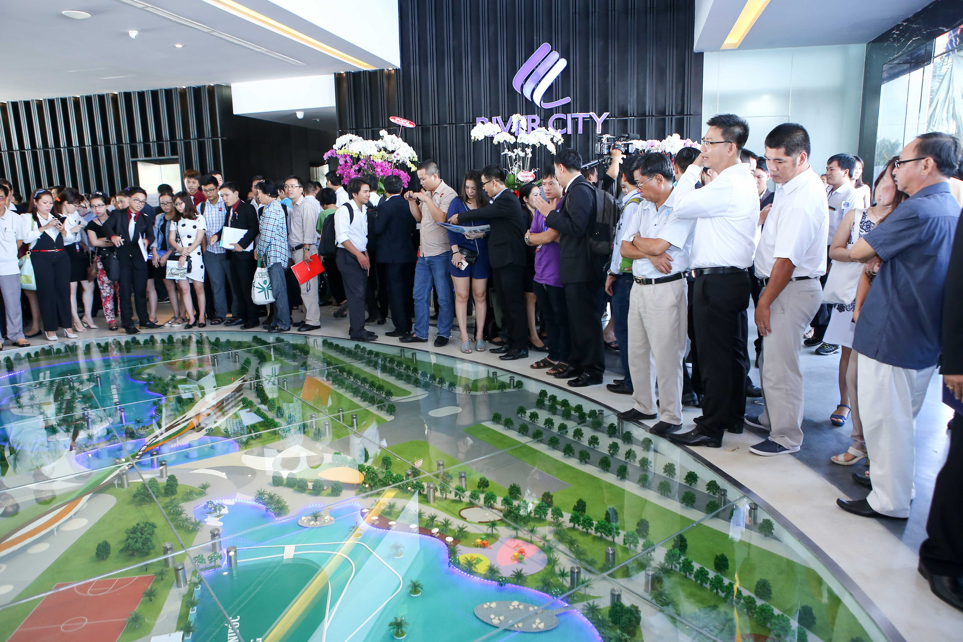 Nhà mẫu lớn nhất Việt Nam đón 2.000 khách hàng trong ngày khai trương và mở bán 