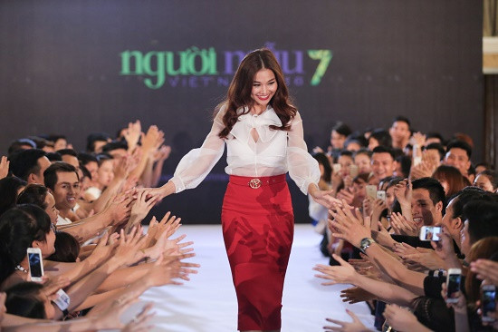Giám khảo Vietnam's Next Top Model xuất hiện đẳng cấp bên siêu xe