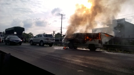 Tiền Giang: Xe ô tô bán tải gây tai nạn liên hoàn rồi bốc cháy dữ dội