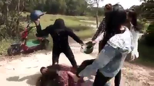 Nữ sinh bị nhóm người đánh hội đồng đến nhập viện