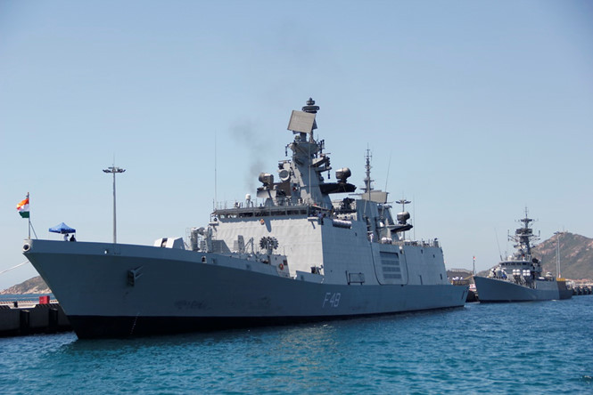 Cận cảnh tàu Hải quân Hoàng gia Australia và tàu chiến Ấn Độ cập cảng Cam Ranh