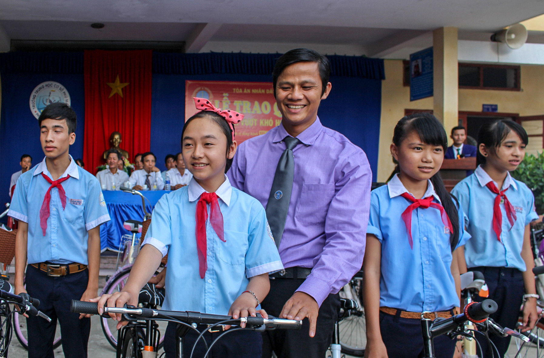 Báo Công lý trao tặng xe đạp cho học sinh nghèo tại huyện Phú Vang, Thừa Thiên Huế