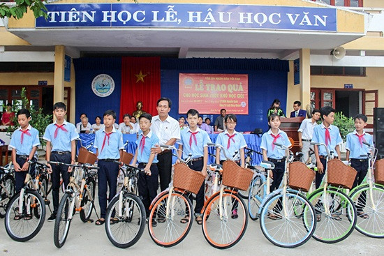 Báo Công lý trao tặng xe đạp cho học sinh nghèo tại huyện Phú Vang, Thừa Thiên Huế