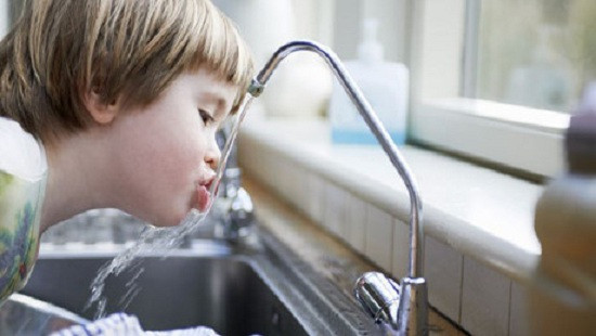 Uống nước nhiễm chì độc hại như thế nào?