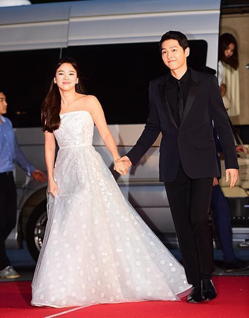 Song Joong Ki và Song Hye Kyo nắm tay tình tứ, đốn gục fan hâm mộ