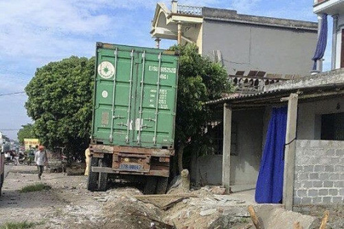 Thái Bình: Xe container lao vào nhà dân ven quốc lộ 10 