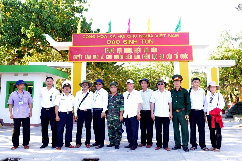 Đoàn công tác TANDTC thăm, tặng quà quân, dân huyện đảo Trường Sa và Nhà giàn DK1