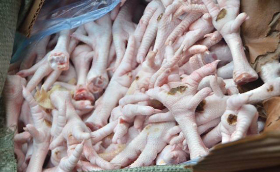 Hơn 3 tấn chân gà không rõ nguồn gốc bị bắt giữ trên đường đi tiêu thụ
