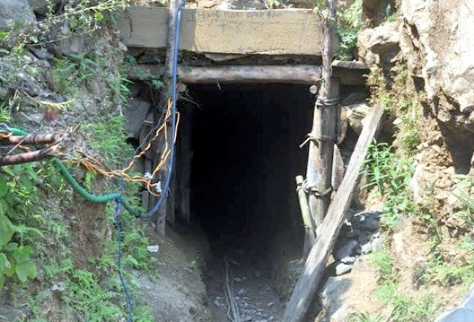 Thanh Hóa: 3 phu vàng bị ngạt khí độc nằm dưới hầm sâu hàng trăm mét