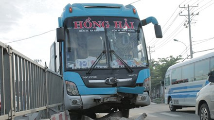 Gần 100 hành khách la hét, kêu cứu trong hai xe khách