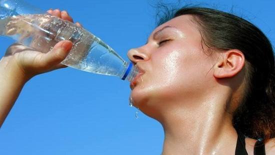 Trong ngày nắng nóng, uống bao nhiêu nước là đủ?