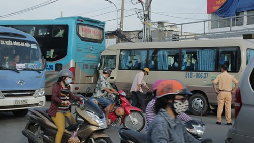 Gần 100 hành khách la hét, kêu cứu trong hai xe khách