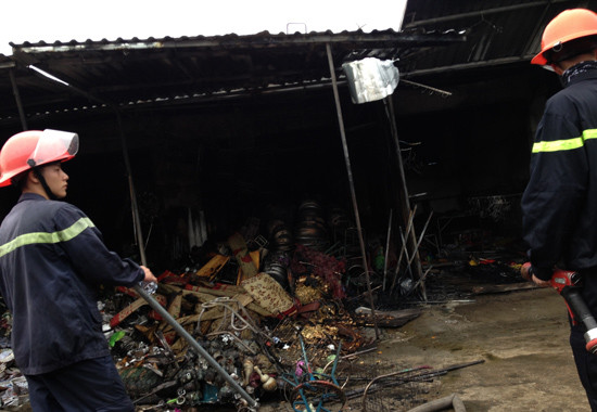 Cháy chợ Quỳnh Văn, 2 ki-ốt bị thiêu rụi