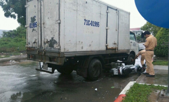 Tin tức giao thông 24h: Xe tải vượt đèn đỏ, 2 người bị thương nặng