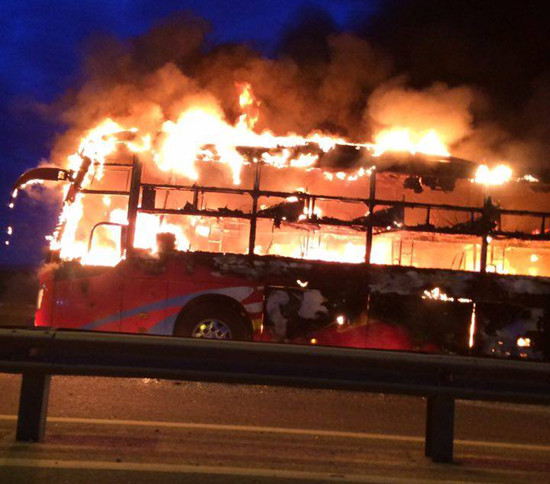 Xe giường nằm bất ngờ bốc cháy, 35 hành khách hoảng sợ