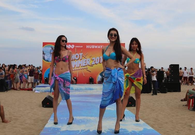 “Bikini Show” khuấy động bờ biển Sầm Sơn