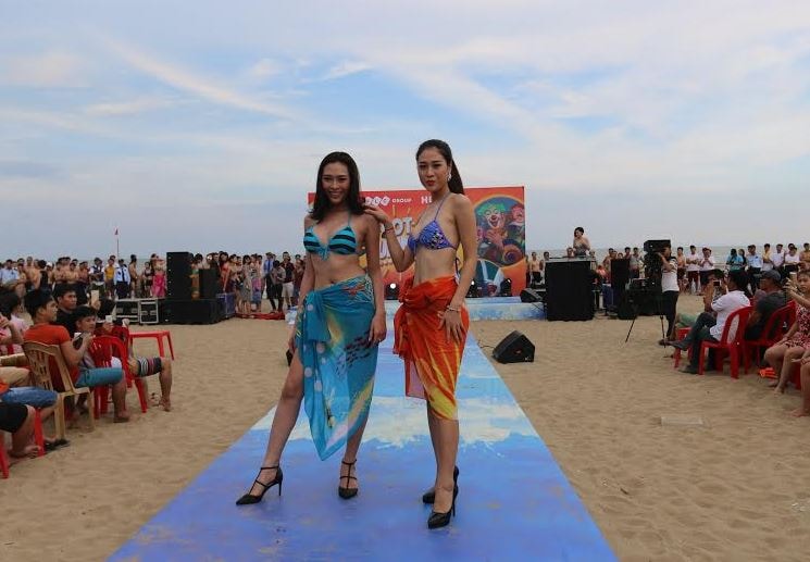 “Bikini Show” khuấy động bờ biển Sầm Sơn