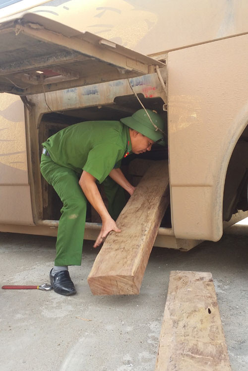Bắt xe khách biển Lào chở lậu gỗ quý