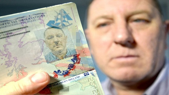 Bức xúc vì tấm hộ chiếu có ảnh giống hệt trùm phát xít Hitler