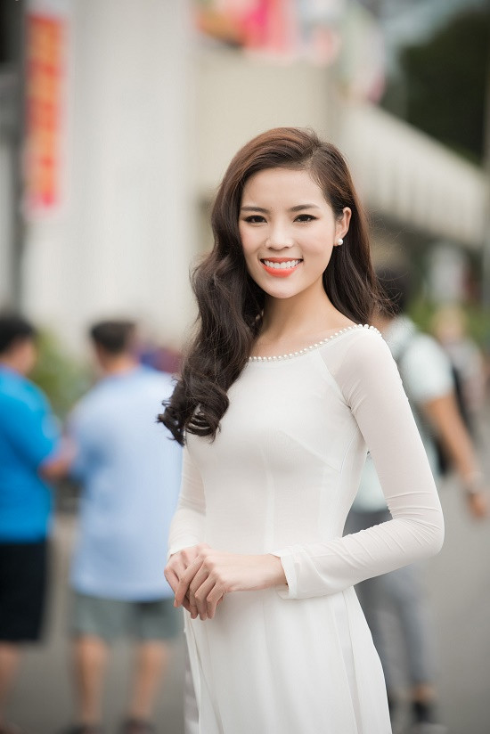 Hoa hậu Kỳ Duyên, Hoa hậu Pháp thướt tha áo dài trắng trên phố Sài Gòn