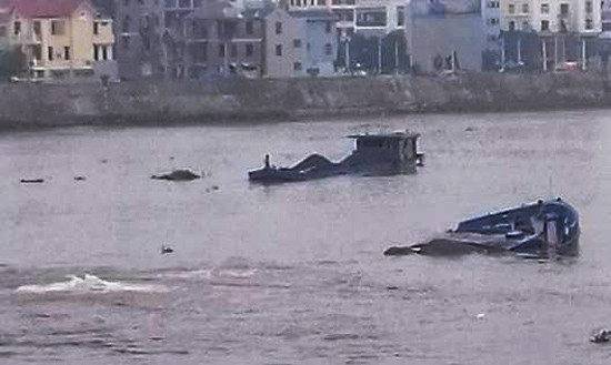 Tàu chìm sau va chạm trên sông, 5 người may mắn thoát chết