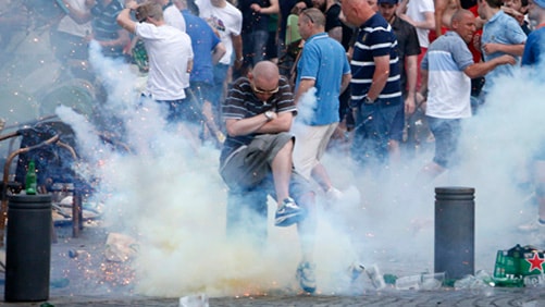 EURO 2016: Cảnh sát và cổ động viên đụng độ tại Marseille 