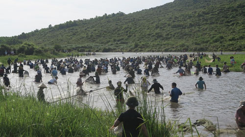 Đặc sắc lễ hội đánh cá Đồng Hoa