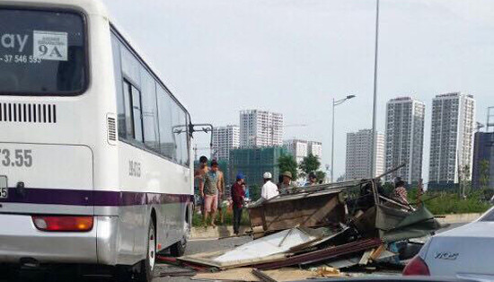 Hà Nội: Tai nạn liên hoàn, 3 người nguy kịch